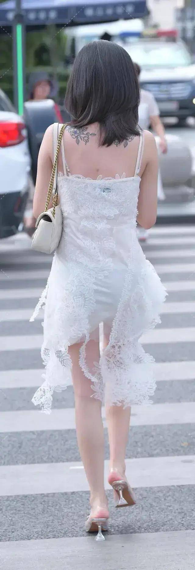 颜色|白色蕾丝连衣裙轻盈飘逸，自带几分仙气，让你成为街头焦点