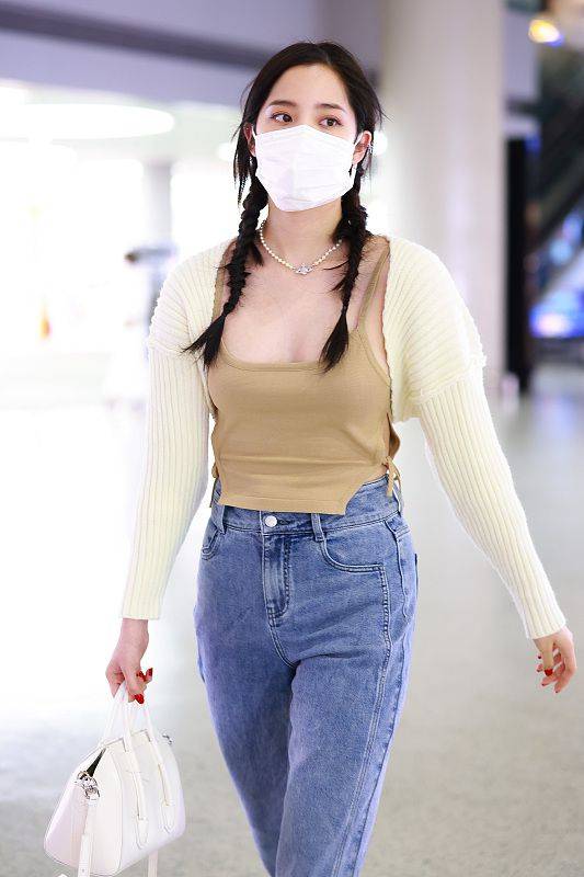 黑色|娜比真是“妹系”女星 麻花辫可爱感满满