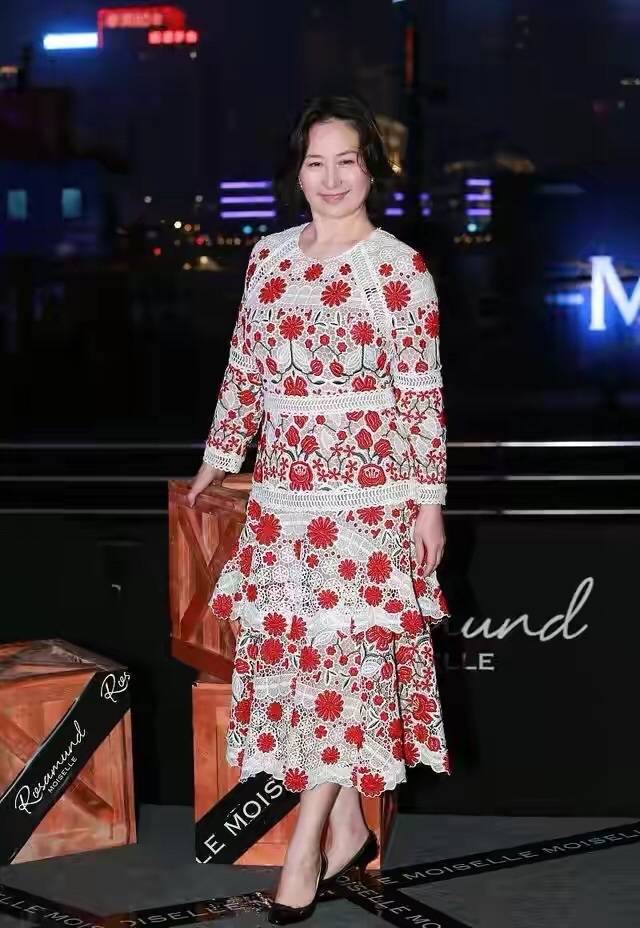 底气|何超琼有豪门底气，“芭比粉”也能穿出贵妇风，一般同龄人难驾驭