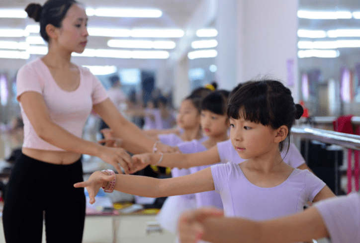 什么|幼儿园一次性开15个“兴趣班”,可能只有一个实用,打基础更重要