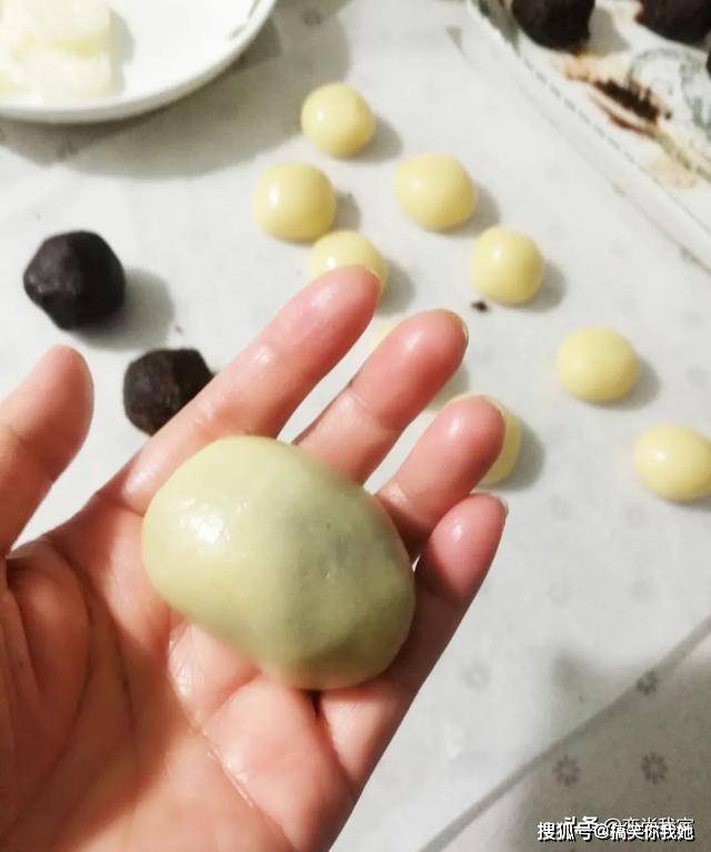 豆沙|做月饼不用烤箱，这个豆沙蛋黄馅月饼虽然外观不好，但口感真的好
