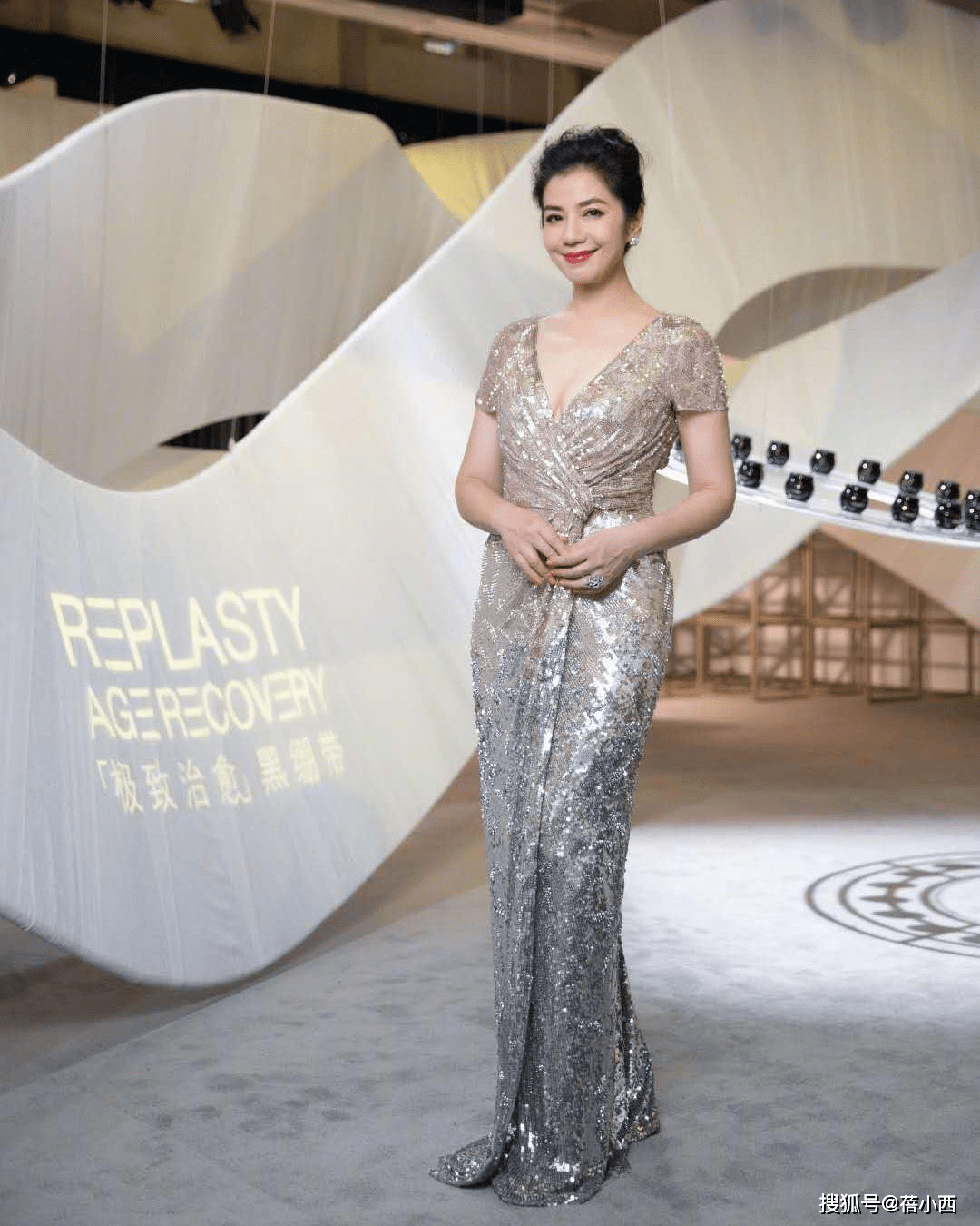 身材|钟楚红老了更惊艳！原装五官真耐抗，穿红色连衣裙配披肩气场开挂