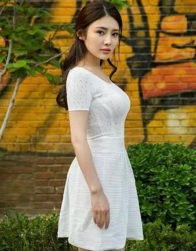 进行|徐冬冬身材真是“绝”了，穿白色连衣裙干净清爽，很有曲线美