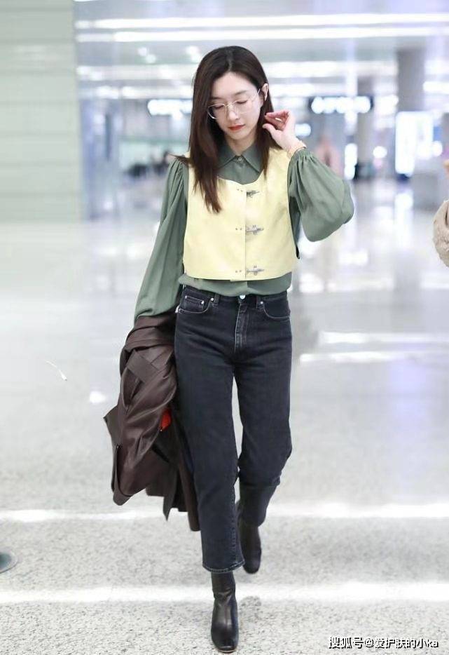 江疏影|江疏影不愧是生图女神,随便一件花衬衫都出挑,路人镜头很迷人