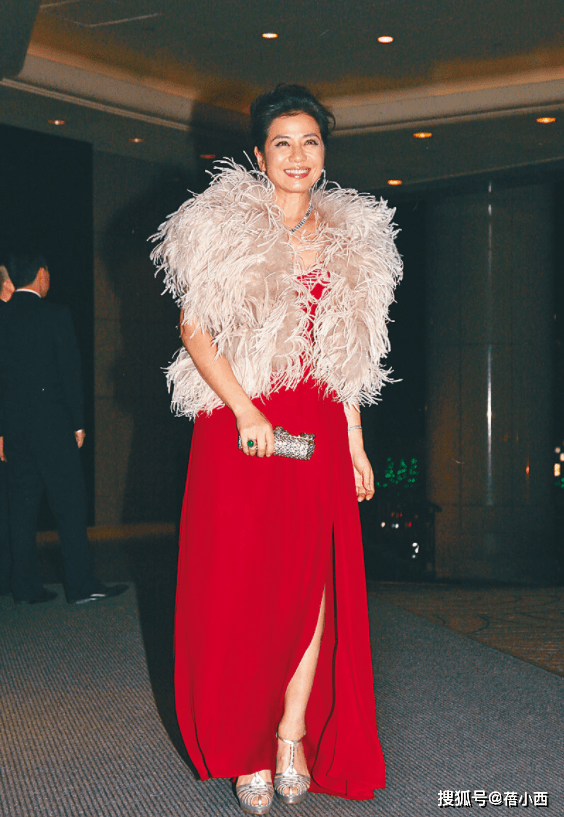 身材|钟楚红老了更惊艳!原装五官真耐抗,穿红色连衣裙配披肩气场开挂