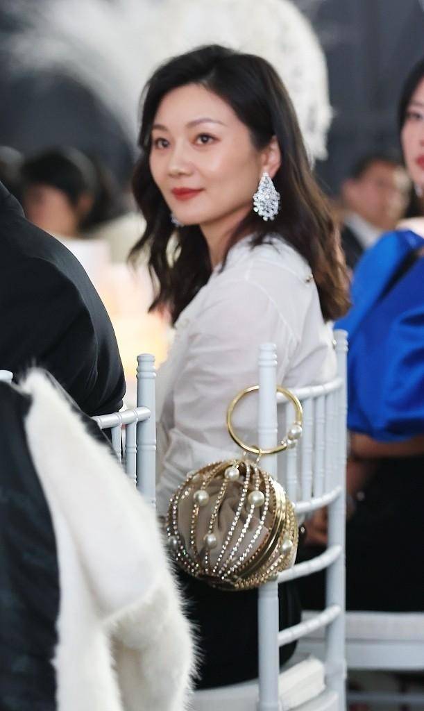 张艺谋|“老夫少妻”的张艺谋夫妇真让人羡慕,小32岁的妻子,很有韵味