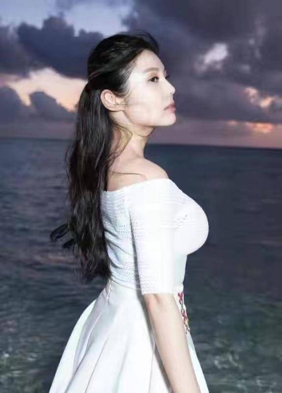进行|徐冬冬身材真是“绝”了，穿白色连衣裙干净清爽，很有曲线美