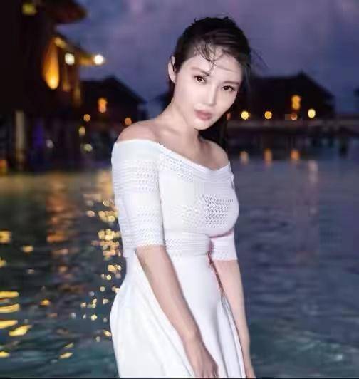进行|徐冬冬身材真是“绝”了，穿白色连衣裙干净清爽，很有曲线美
