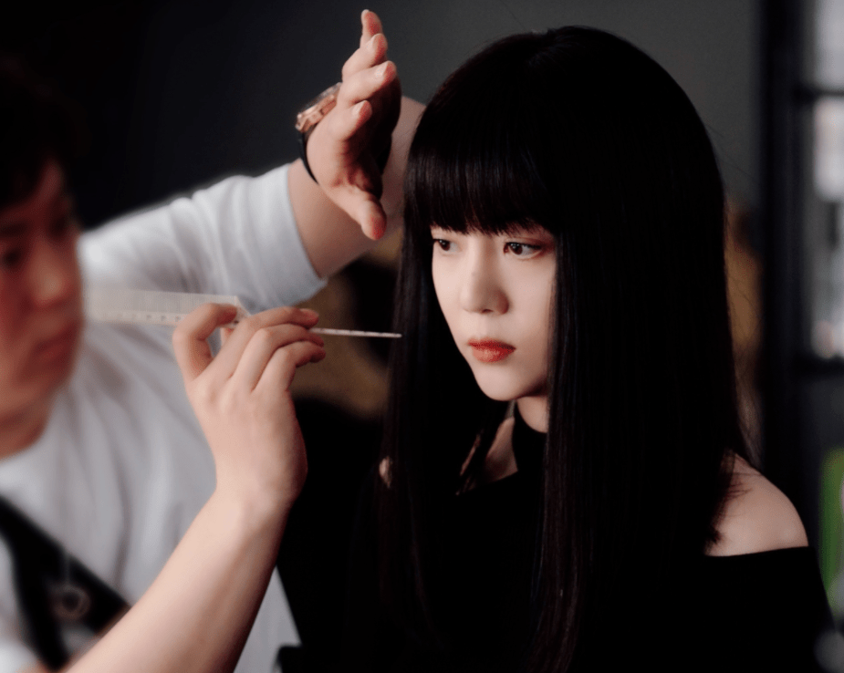 演技|关晓彤新剧海报出炉，我却被女配角颜值吸引，晓彤要有压力啦