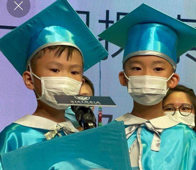 幼儿园|郑中基现身儿子幼儿园毕业典礼，娶妻生子之后，成了好丈夫好爸爸