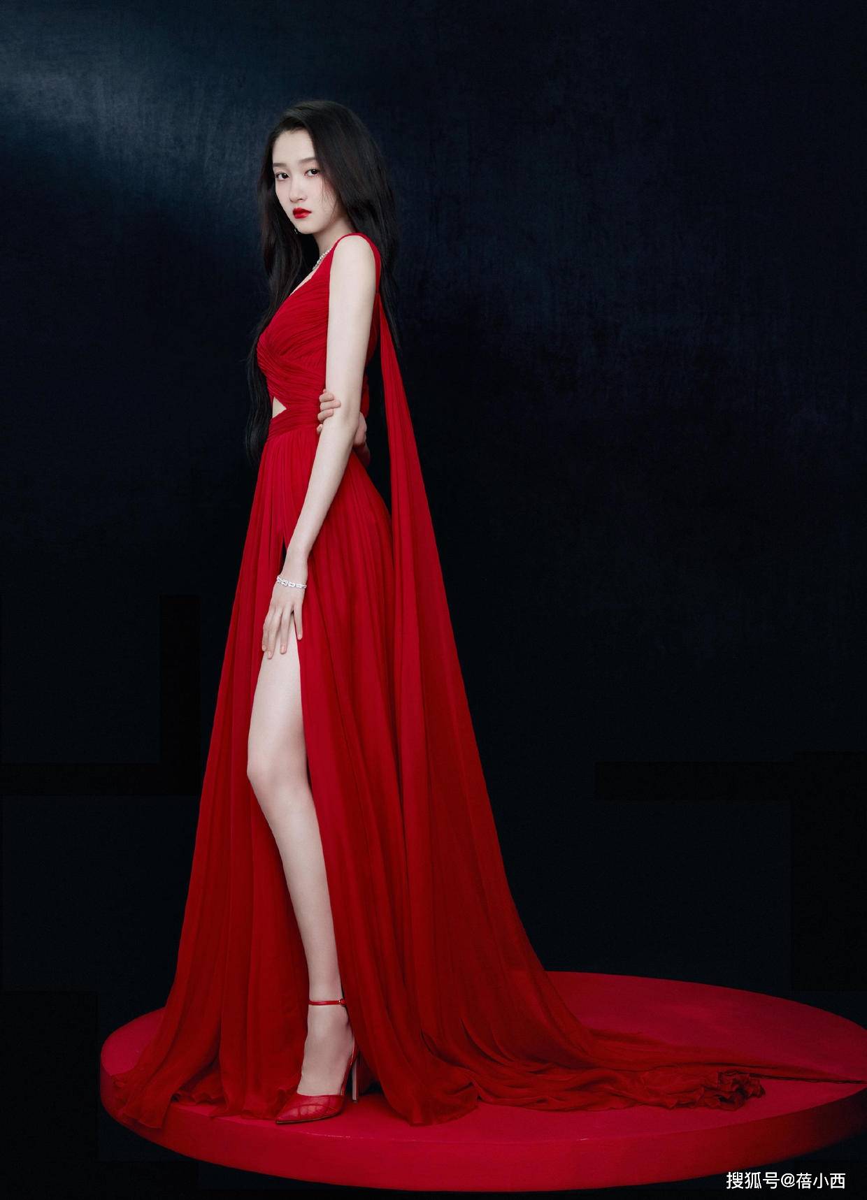 晚礼服|“关晓彤”终于惊艳了红毯，穿抹胸连衣裙腰部“挖空”，气场开挂