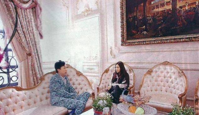 何猷君|看看何超盈在澳门的豪宅：室内是宫廷风装饰，每件家具都价值不菲