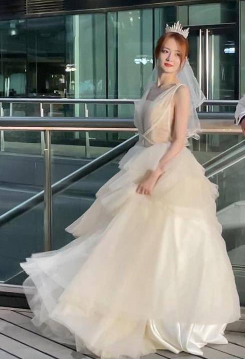 浅色|徐璐胆子真大,居然直接穿着深V婚纱出镜,看了真想把她娶回家