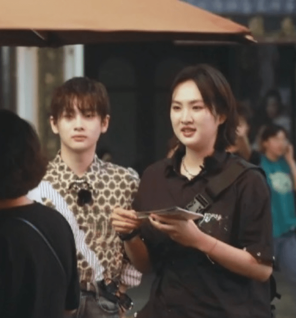 来头|《中餐厅5》路透，全员穿复古风服装，这个飞行嘉宾来头可不小