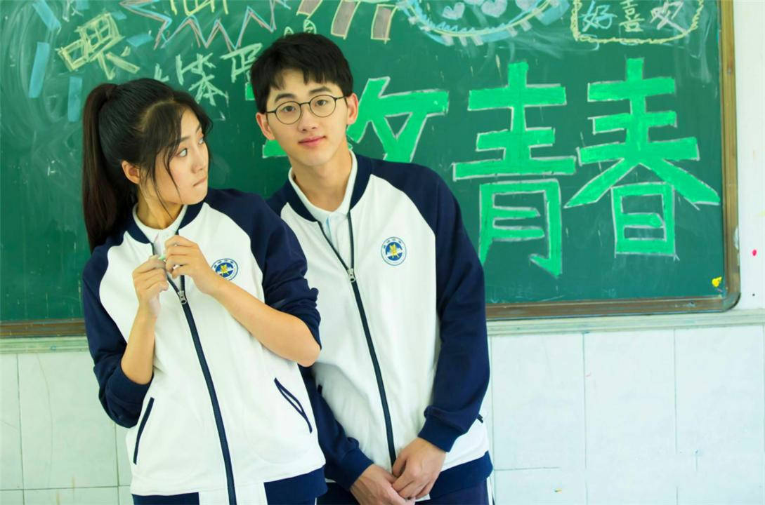 原创初中女孩身高226cm追平姚明，篮球场降维打击，身高差逗乐网友