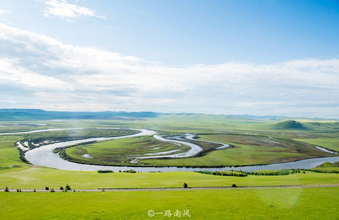 内蒙古唯美景区,一眼欣赏中俄风光,草原上还有个奇特的八卦图_乌兰山