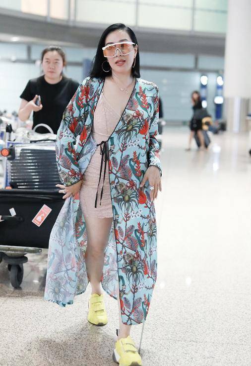 短裙|钟丽缇穿衣不低调！花色长衫搭粉色吊带裙，49岁的年龄19岁的心态