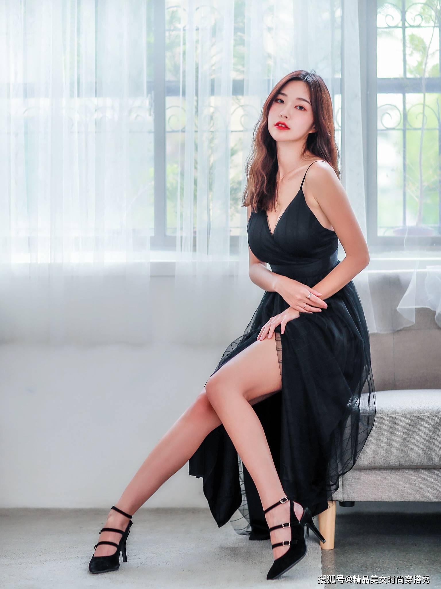 黑色|黑色的吊带裙，性感中带着女性独特的优雅与时尚