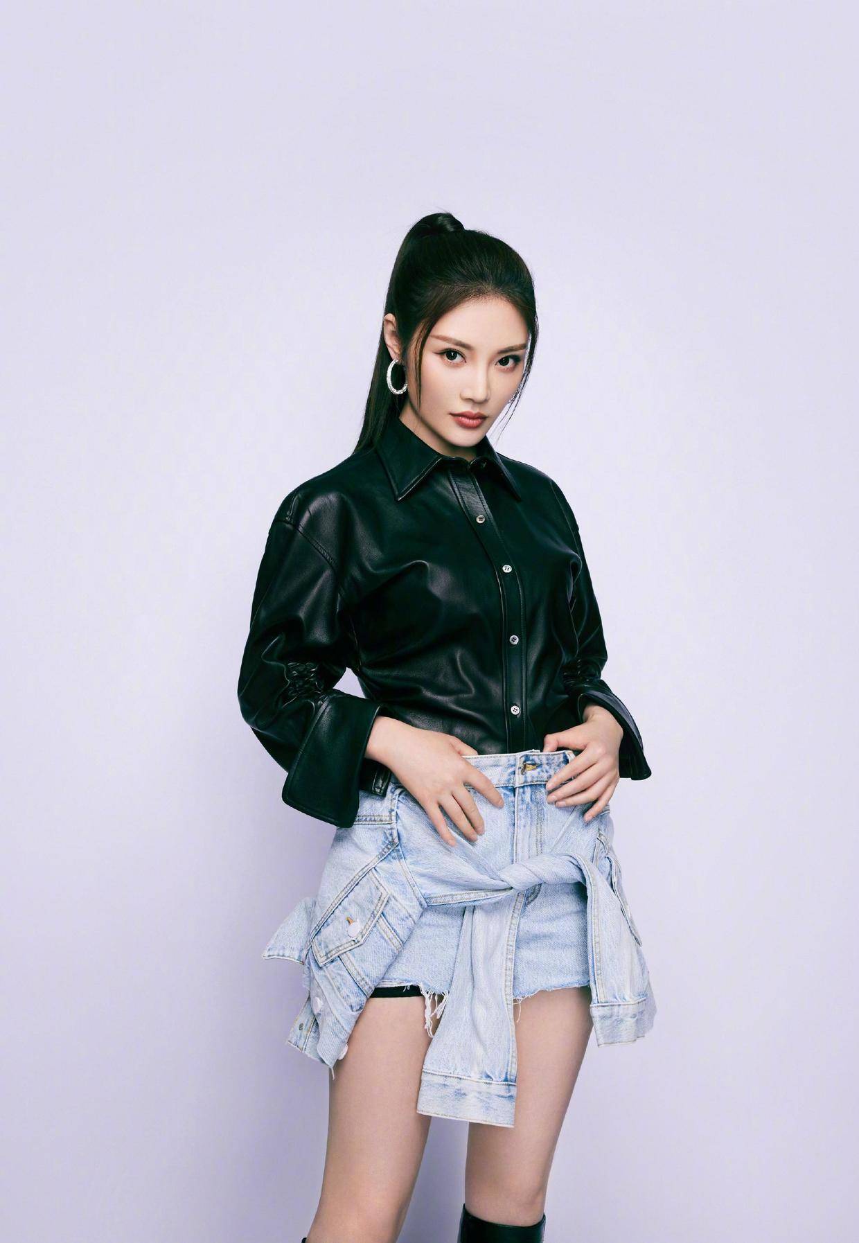 进行|徐冬冬身材真是“绝”了，穿白色连衣裙干净清爽，很有曲线美