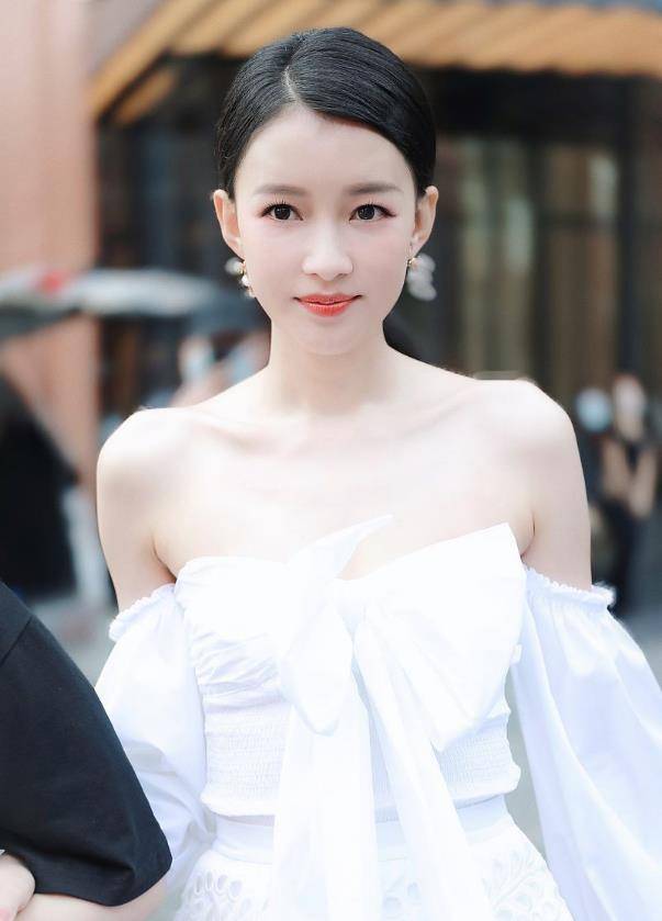 原创孙怡的肉真会长身上穿白色裙子都骨感脸上倒是饱满又滑嫩