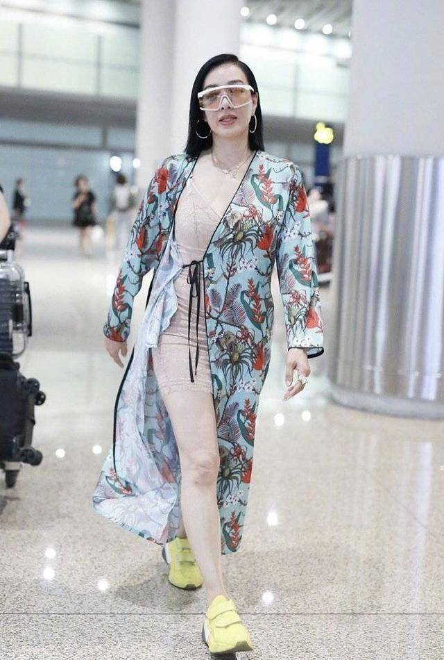 睡袍|钟丽缇机场造型收敛不少！身材丰满穿超短裤，硬穿白丝袜却有点土