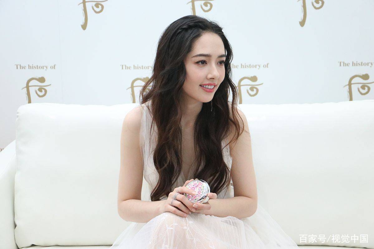 女神|郭碧婷订婚后美貌再升级，白裙配卷发尽显优雅！生图一样很能打！