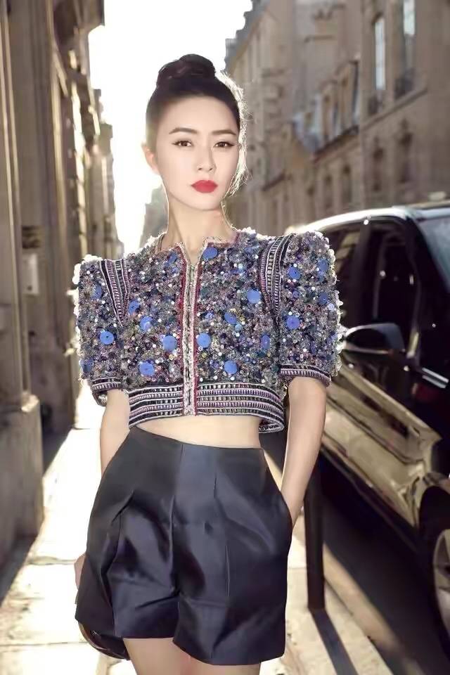 性感美|田海蓉美到了国外，穿一身“木耳裙”优雅高级，太给中国女星长脸