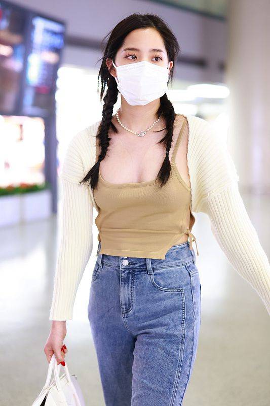 黑色|娜比真是“妹系”女星 麻花辫可爱感满满