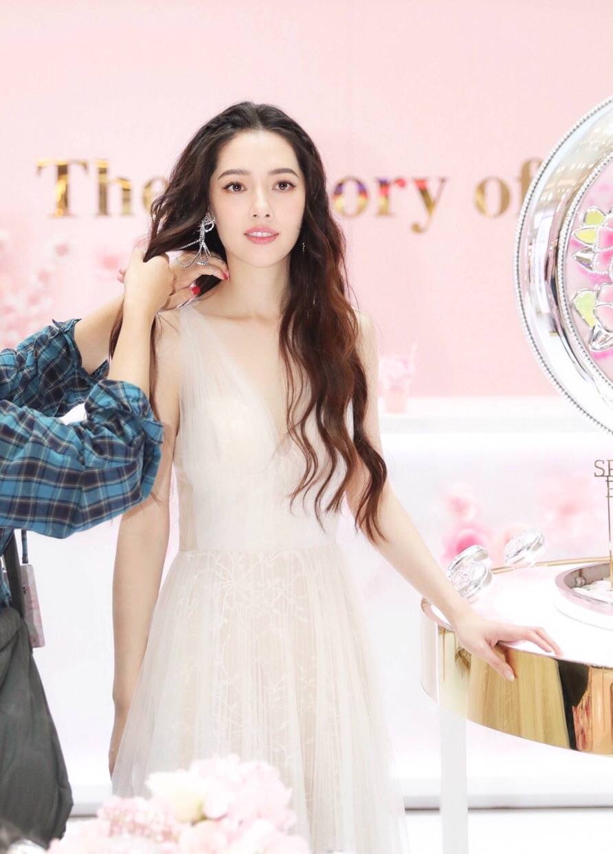 女神|郭碧婷订婚后美貌再升级，白裙配卷发尽显优雅！生图一样很能打！