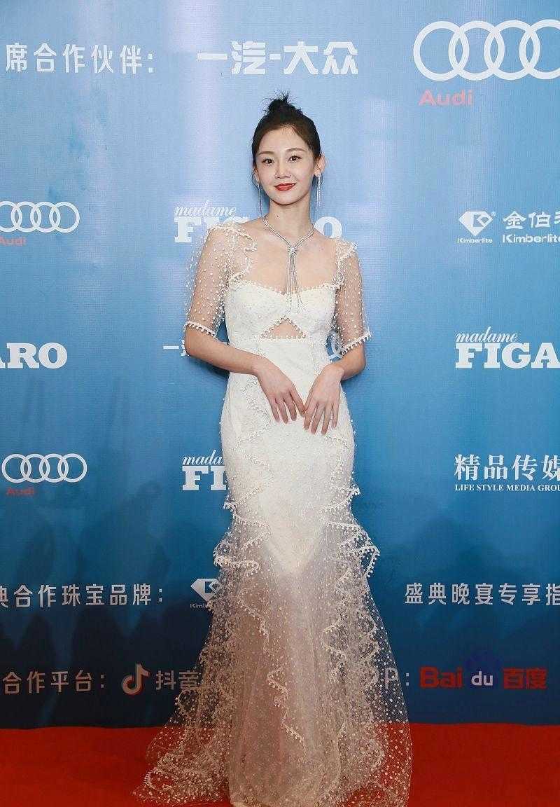漂亮|苗苗越看越漂亮,一袭白色轻纱的裹身裙亮又纯又欲,郑恺眼光真好