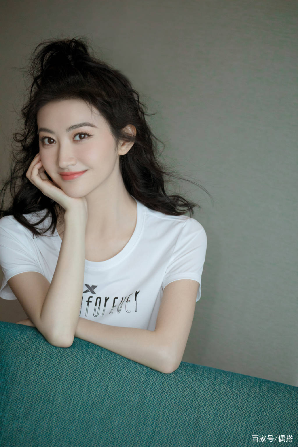 景甜|被景甜美到了,半扎马尾,穿T恤+短裤,美回18岁,分手状态依然好