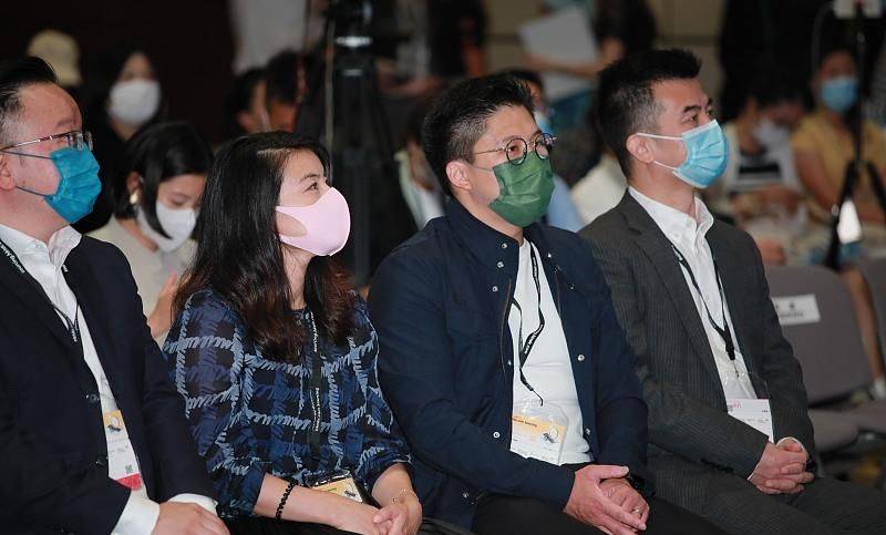 设计|郭晶晶终于搞事业！将担任东京奥运会评委，靓丽红发太为霍家长脸
