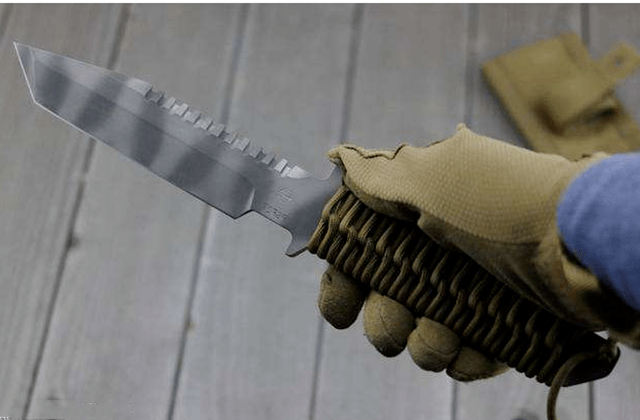 btseal2001野战刀:全球最好的军刀之一,使用的是ast-34钢材制造,颜值