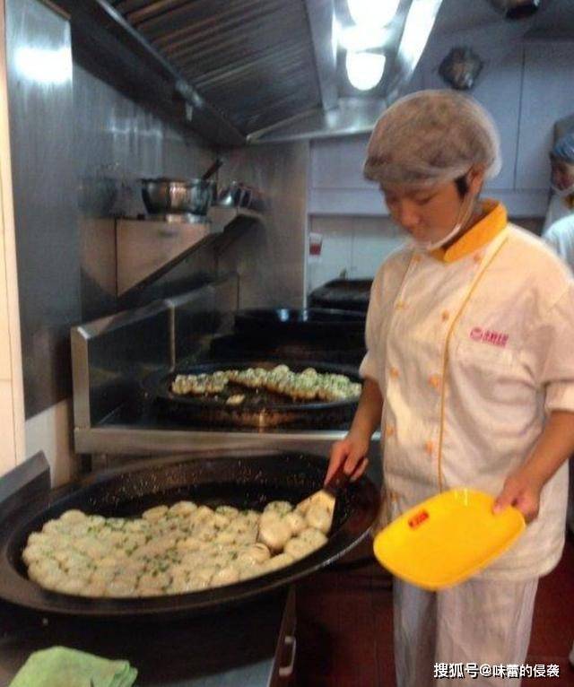 汤汁|大叔开最牛“人气”早餐店，客人堪比火车站，开门客人排队10米远