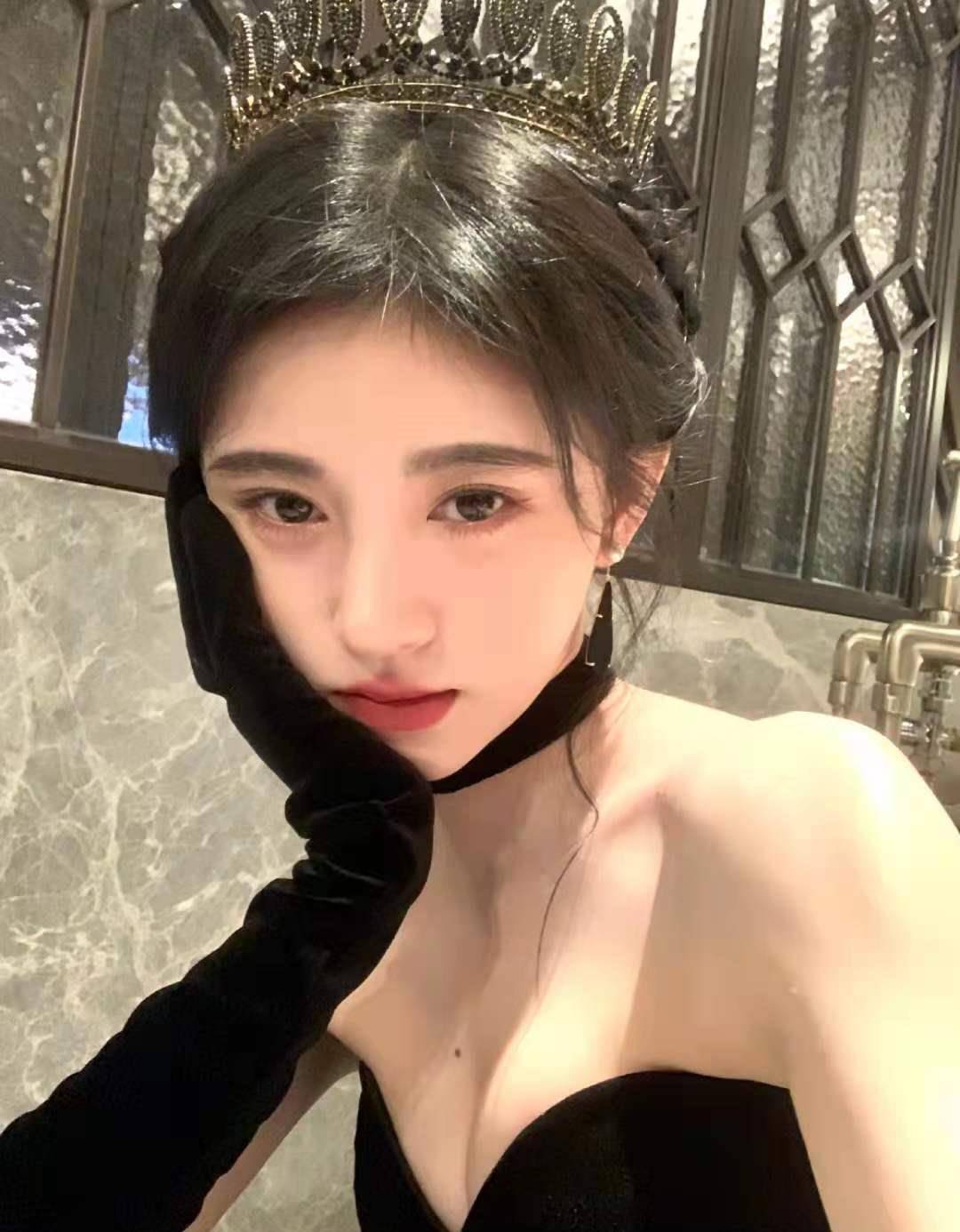 美貌|鞠婧祎生日晒写真，简约赫本风本该高贵，却被万年不变桃花妆毁了