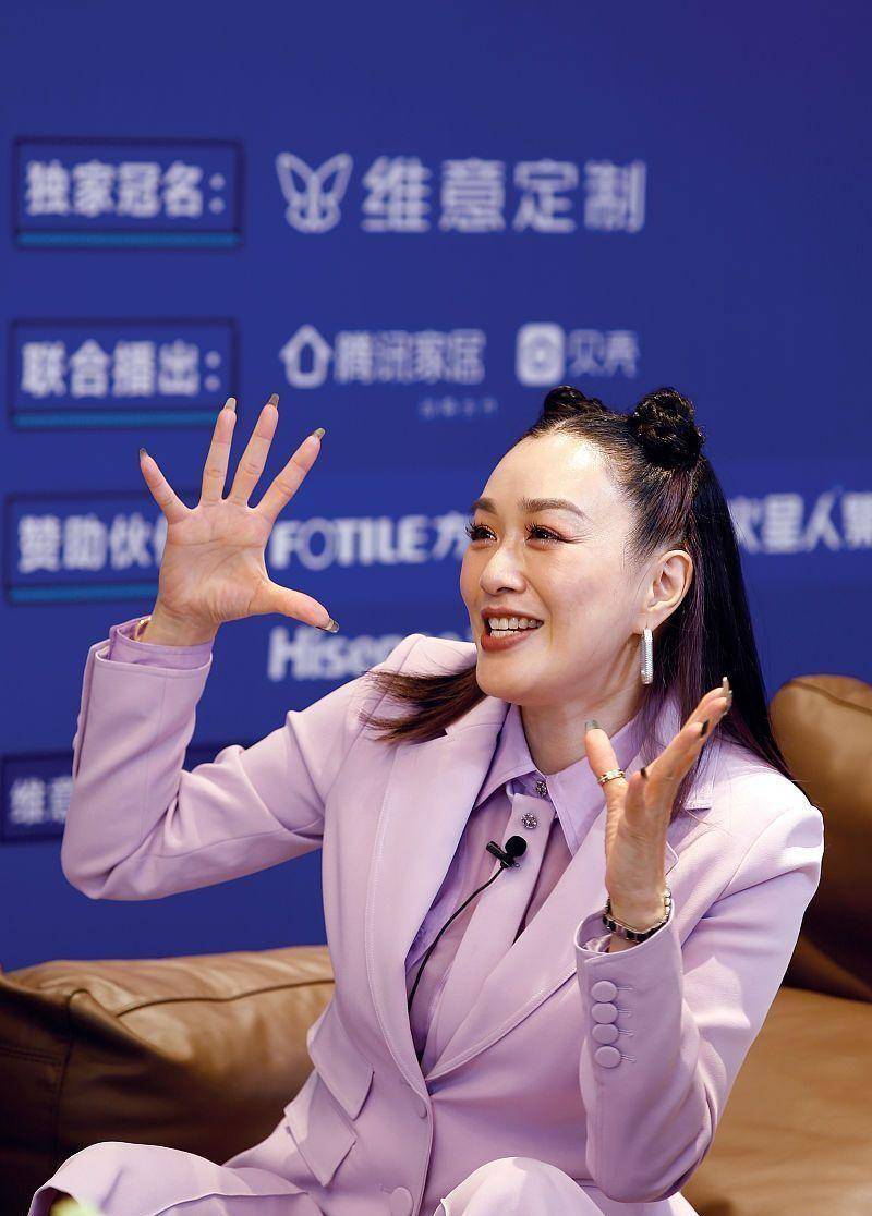 发型|钟丽缇为了扮嫩挺拼的，扎了个“便便头”，但脸上皱纹出卖了年纪