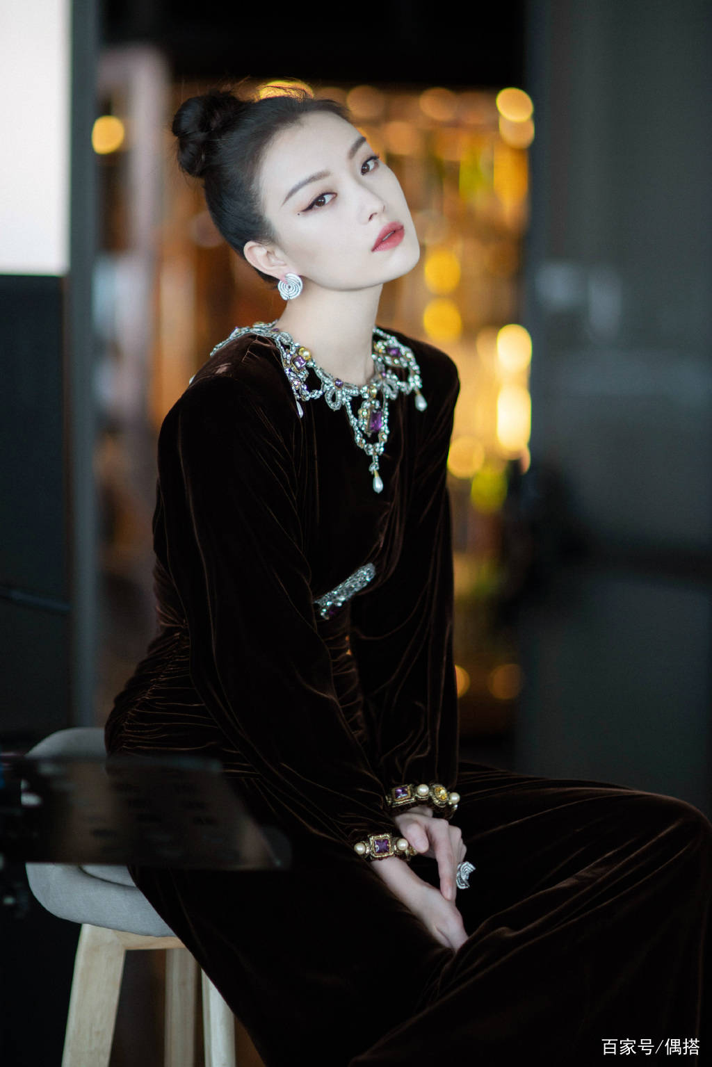 曲线|丝绒裙有多高级？倪妮穿上高贵优雅凸显身材曲线，这气质真的绝了