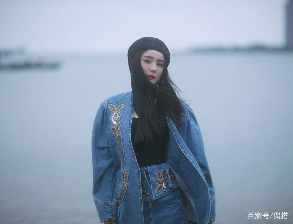 身材|杨幂厉害了！穿牛仔外套搭背心帅气甜美，够吸睛，看一年都不会腻