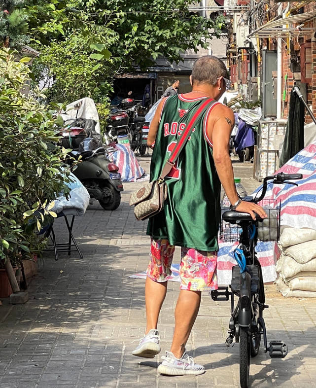 上海街|论老年穿搭，就服上海街头的爷爷奶奶，这气质丝毫不输国际超模