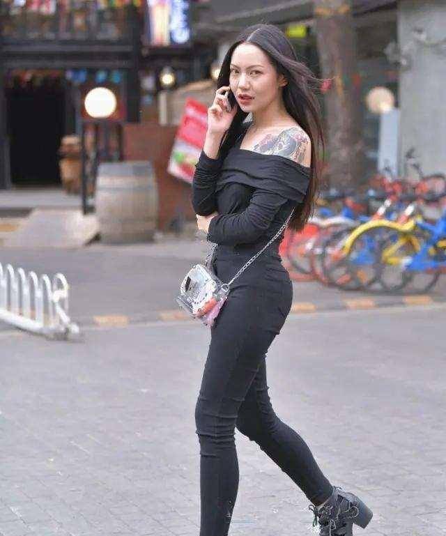 都能|黑色一字肩打底裤搭黑色运动鞋，百搭性很强，高矮胖瘦都能驾驭