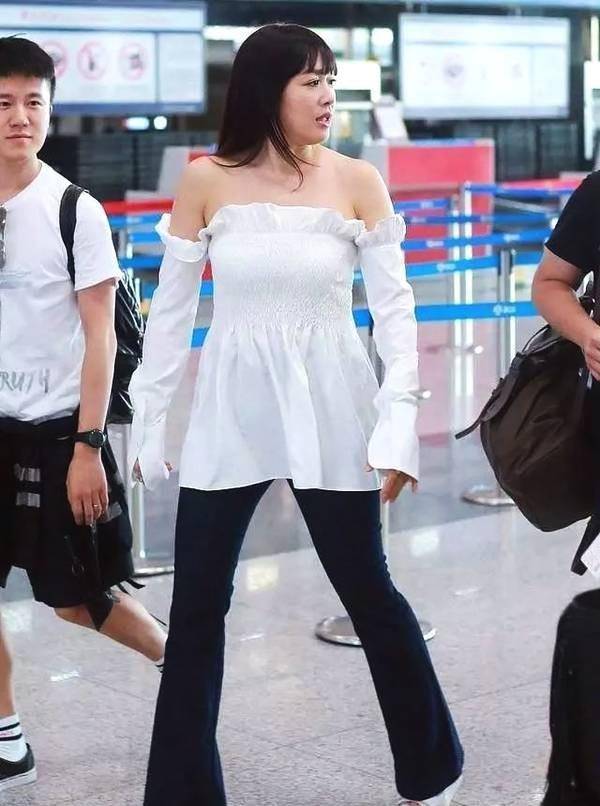 曲线美|身材微胖的钟丽缇终于逆袭了,走机场愣是裹出小蛮腰,网友:yyds