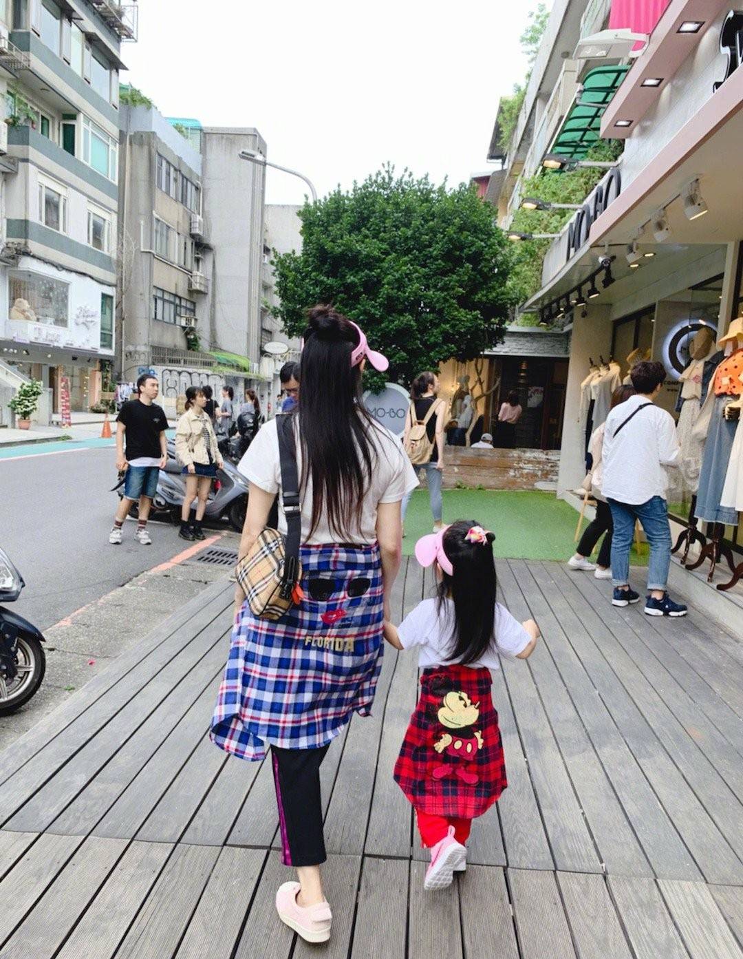 辣妈|儿童节，学下这几位明星辣妈，与女儿穿上美美的“亲子装”出游