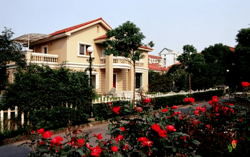 1995年,宋卫平刚创立绿城中国不久,拿下杭州蒋村一块荒地兴建丹桂花园