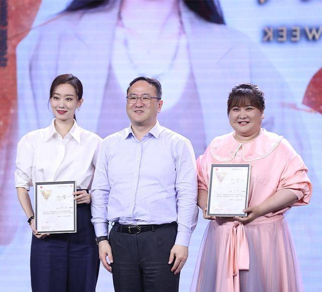 颜色|贾玲穿“超大码”粉色连衣裙，胖胖女孩这样穿，大方得体惹人怜爱