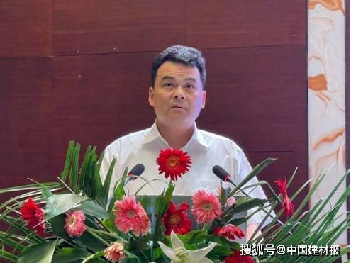 安徽省临泉县县委副书记,代县长江利国向与会代表对临泉县产业发展及