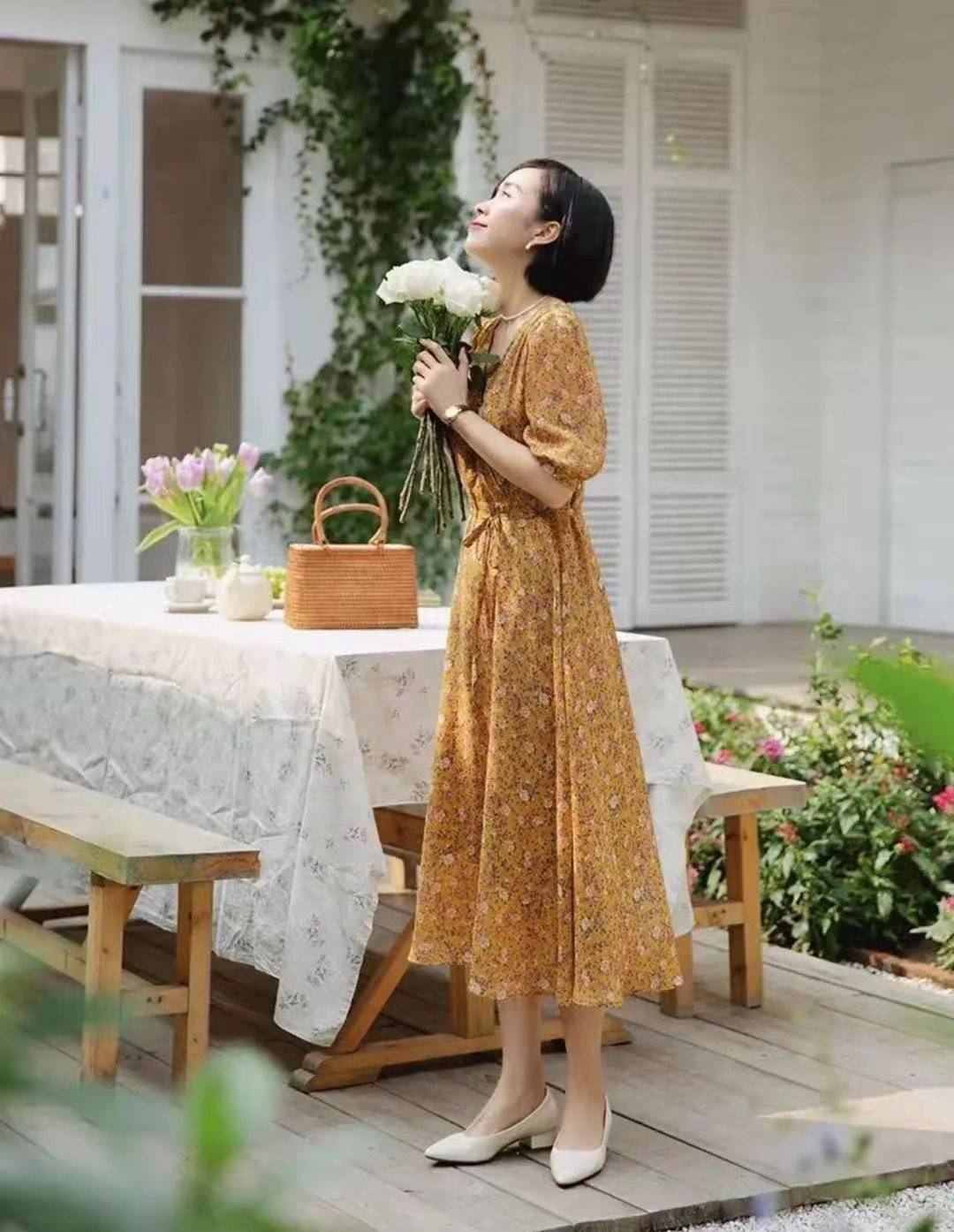 夏天|夏天怎么能少了碎花裙？这么穿不装嫩，40岁的女人照着穿就好