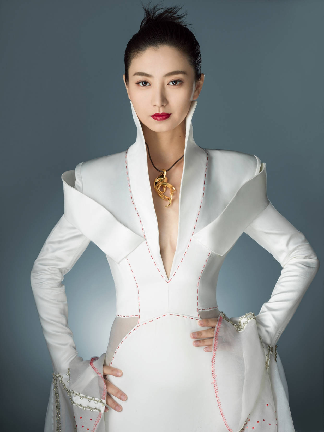 女王|“眉庄姐姐”发力了!3D立体长裙搭配烈焰红唇,美艳霸气如女王
