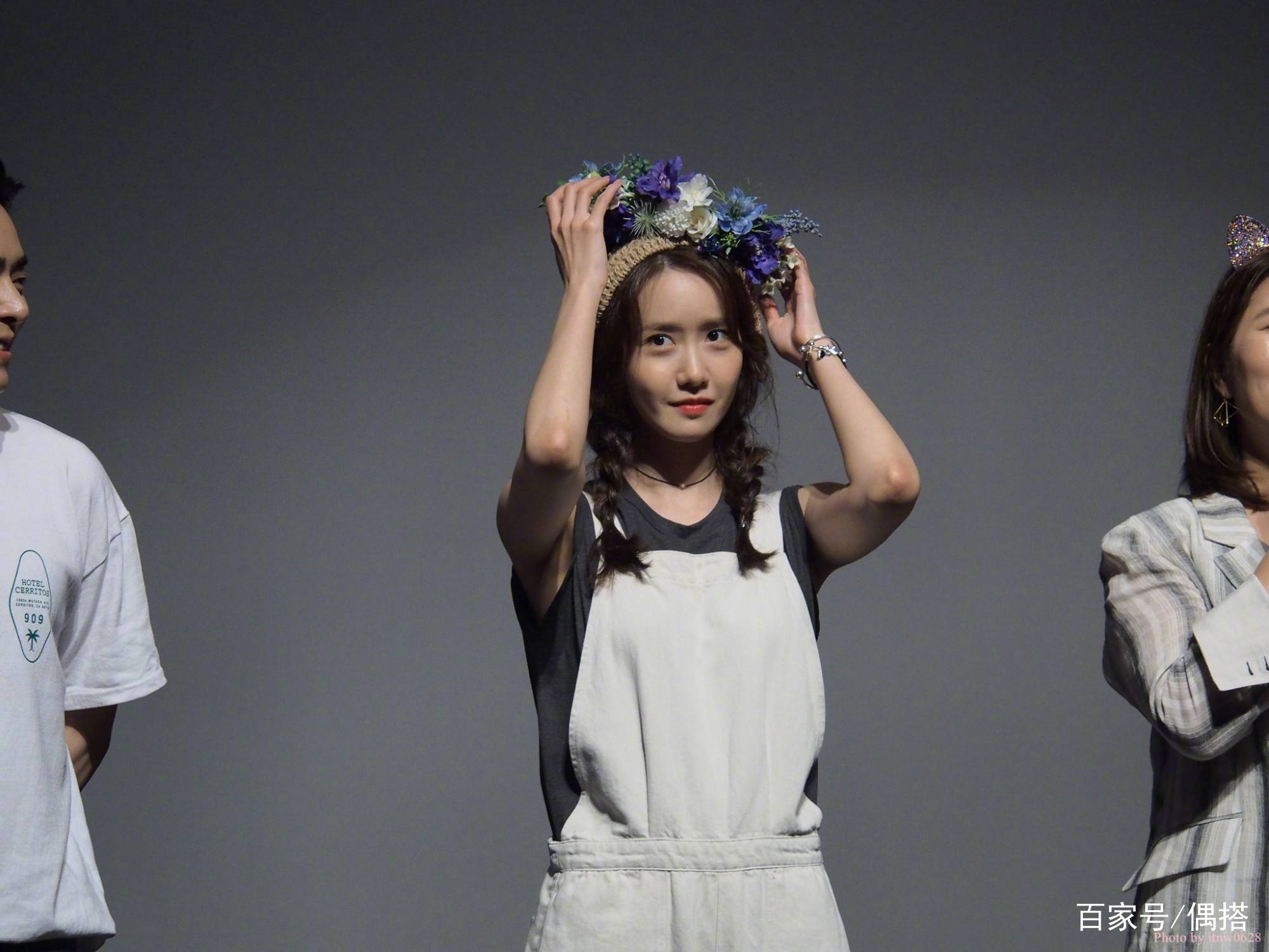 颜色|林允儿真会穿！双马尾辫搭背带裤30岁美回20岁，嘟嘴可爱得不敢认