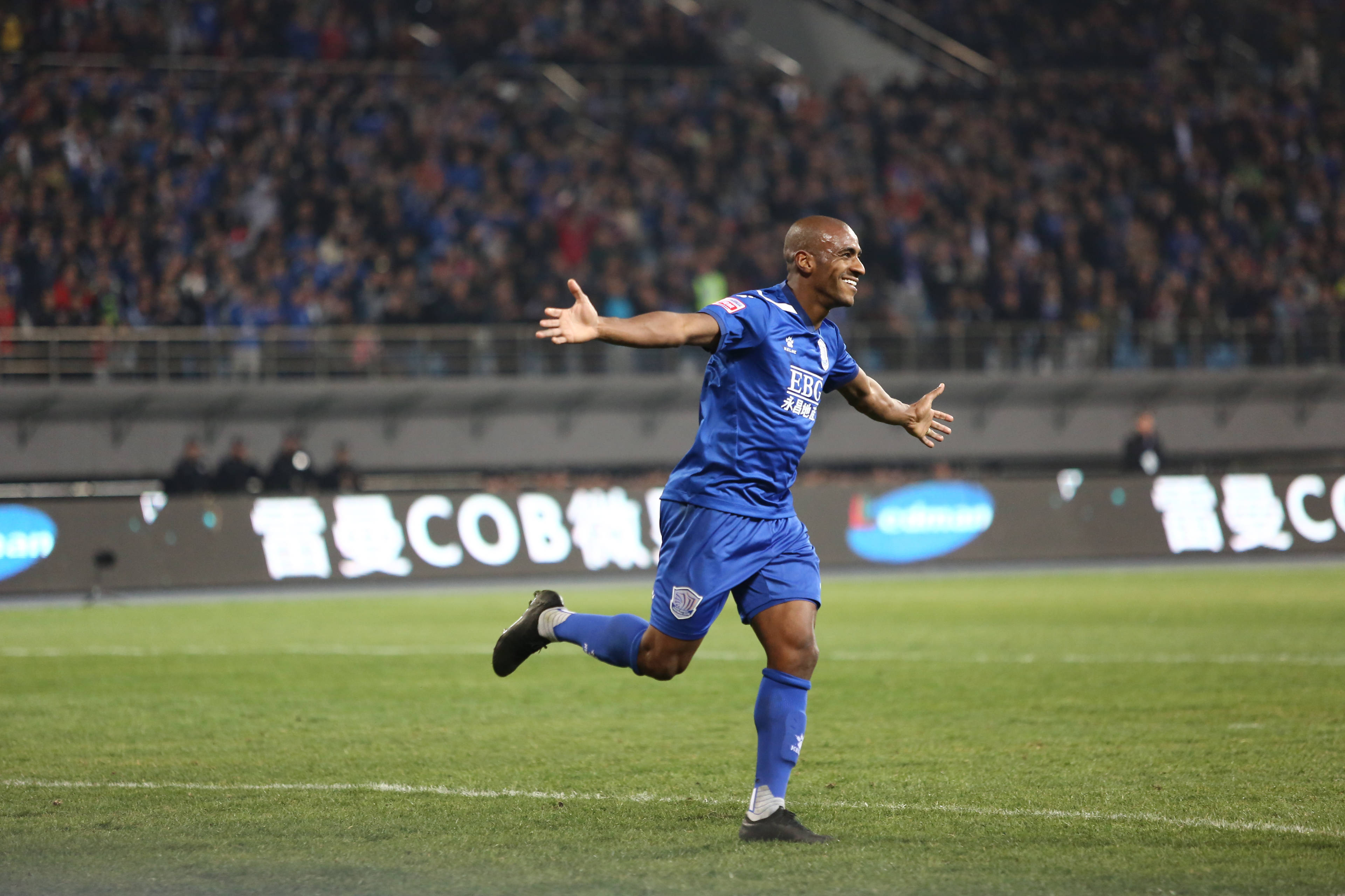 巴西球星两度表态同意归化,有他国足早进世界杯_穆里奇