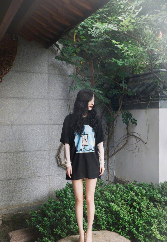 柠檬精|黑T恤比白T恤更显瘦时髦?娜扎、杨幂告诉你就是这样,谁穿都美!